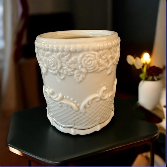 Victorian White Cream Floral Vase w Gold Trim Vintage Look, Roses & Lattice 3D - Picture 1 of 10